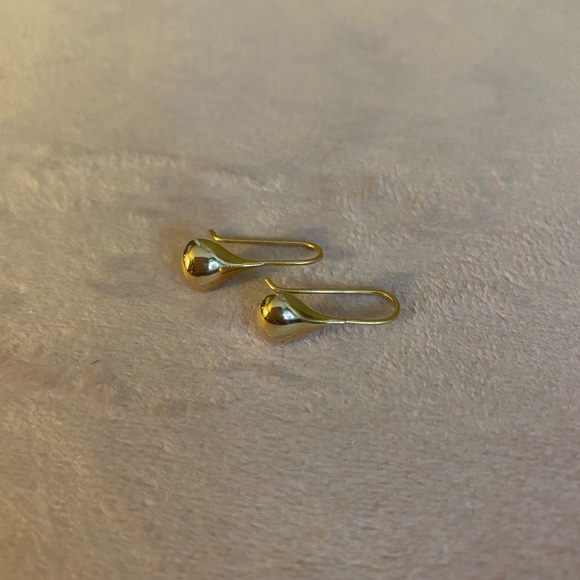 Dainty gold plated earrings - Picture 2 of 2